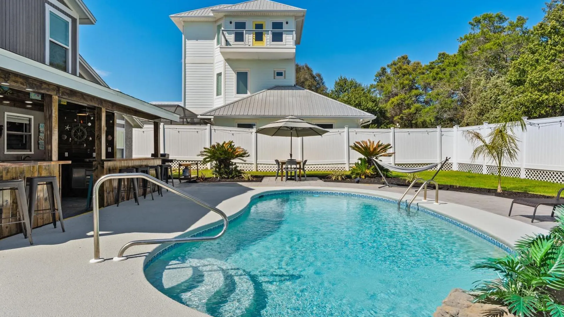 Stylish Panama City Home W Pool Tiki Bar Walkable Beach Access Панама-Сити Дом отдыха